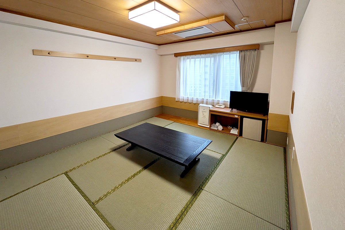 座卓とテレビのある和室の客室